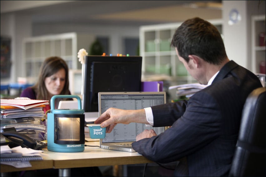 Beanzawave is a Mini Microwave Oven for Office Desks!